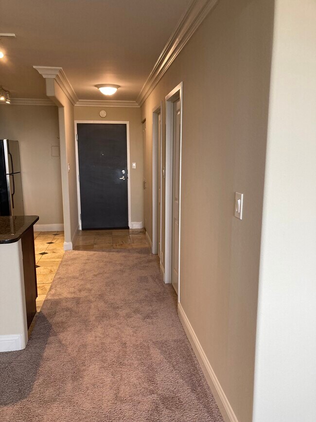 Building Photo - 700 E 8th St