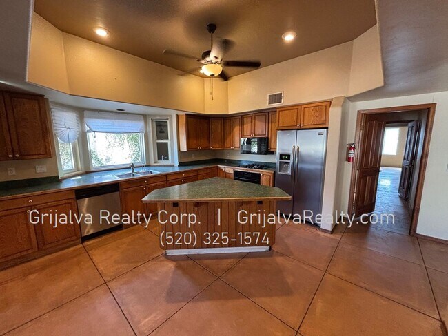 Building Photo - Huge Retreat Style Property for Rent in Central Tucson (Ft Lowell/Campbell)