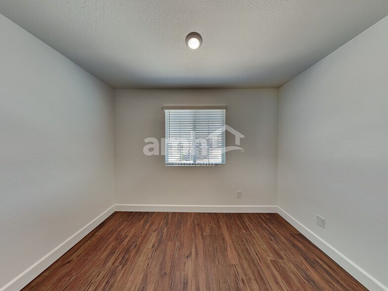 Building Photo - 17142 W Lawrence Ln