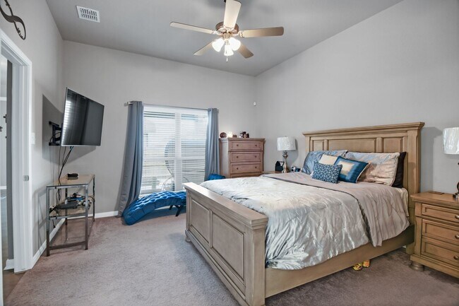 Building Photo - 3/2 in MIDWAY ISD!!