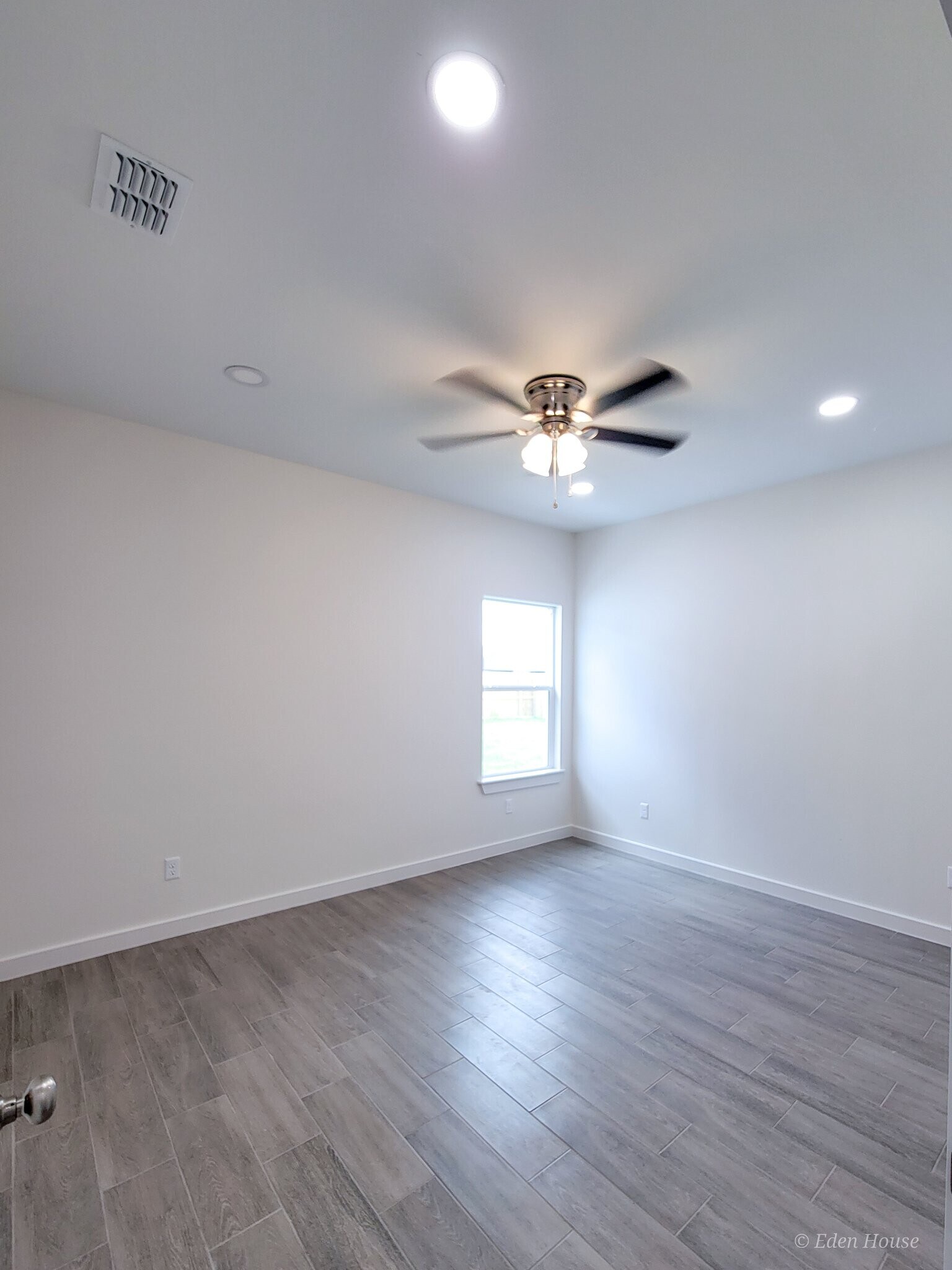 Building Photo - 1404 W Platinum Dr