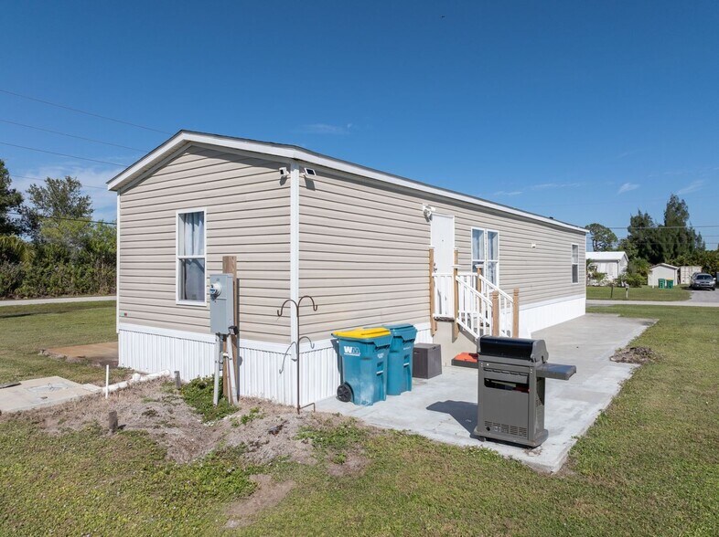 Building Photo - 27851 Roanoke Cir