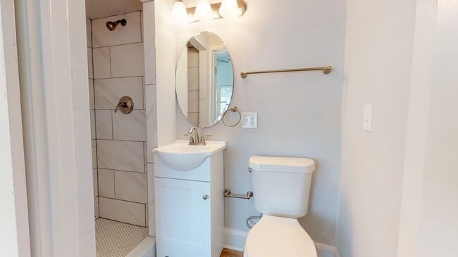 Building Photo - Adorable 3 bedroom / 2 bathroom Home for R...