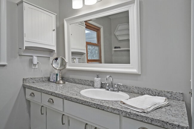 Building Photo - 2422 S Kickapoo Ave