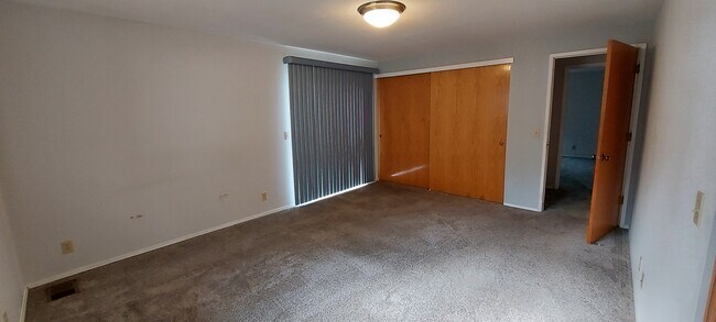 Building Photo - 5090 Forsythia Dr