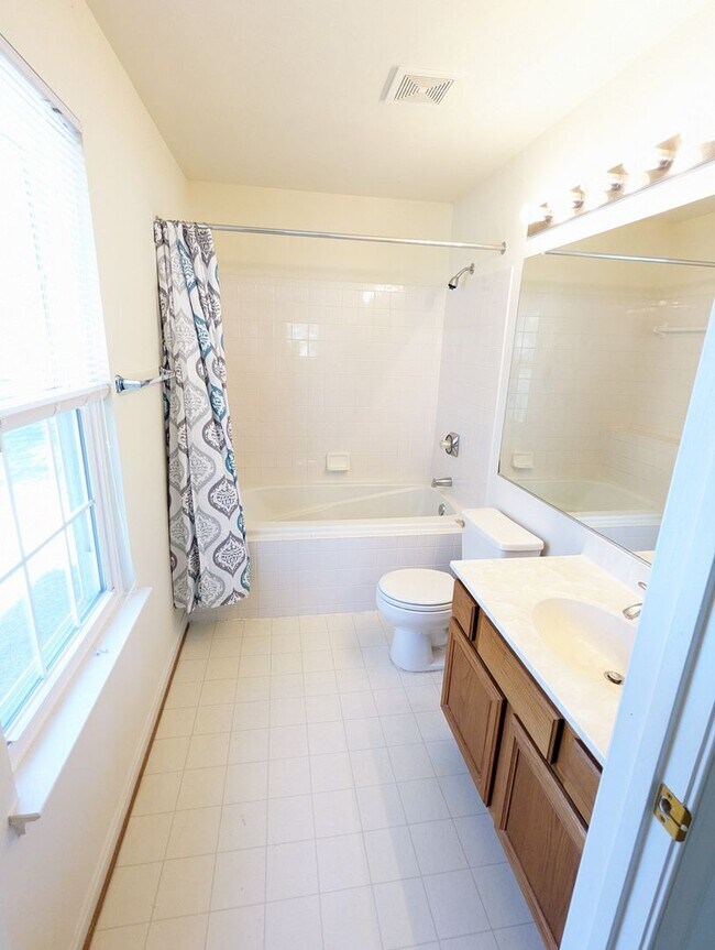 Building Photo - Beautifully maintained ground level condo in Germantown ready by mid April!