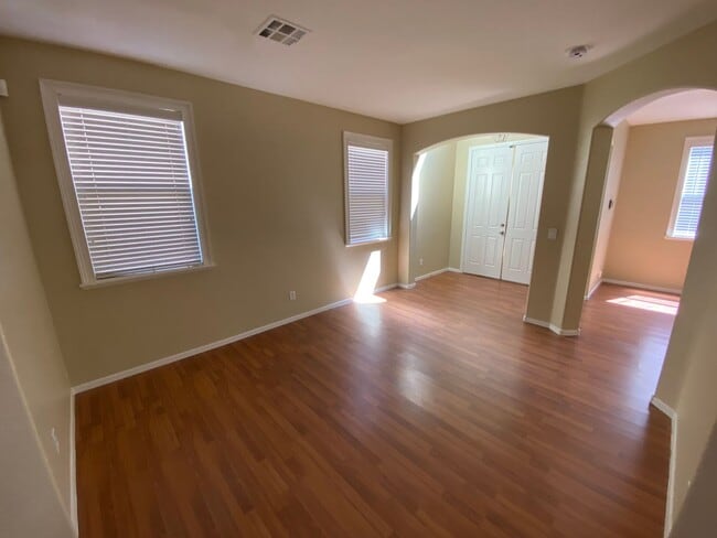 Building Photo - Beautiful 6 bed/3 bath home located in the SW area of Las Vegas