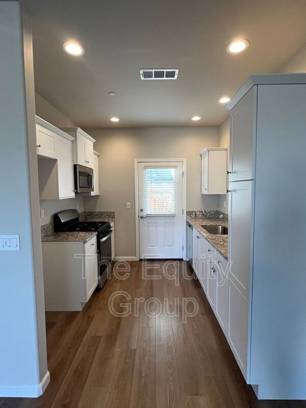 Building Photo - 405 S Summit St