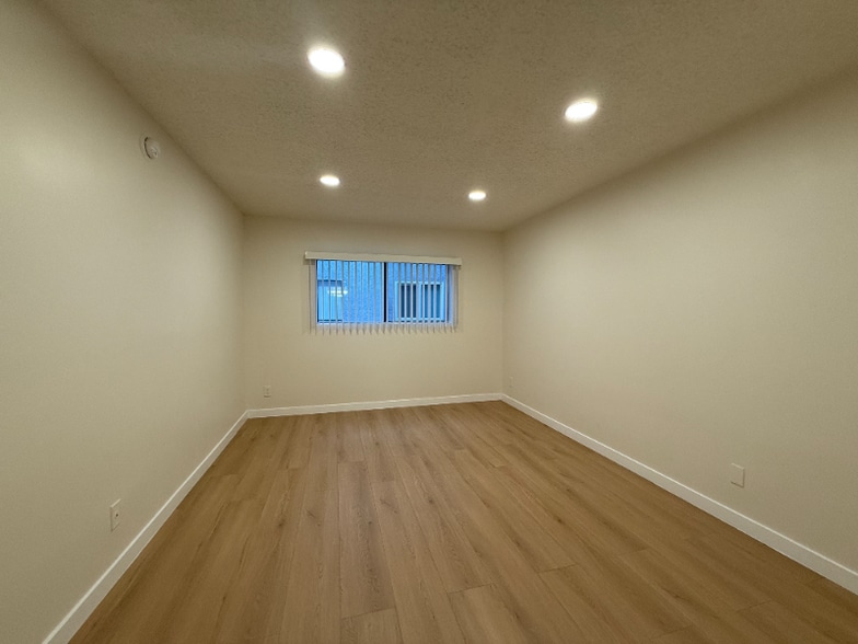 Building Photo - 13347 Victory Blvd