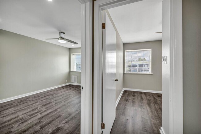 Building Photo - 2808 Skyway Cir