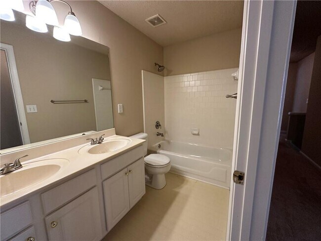 Building Photo - 3960 Longlake Dr