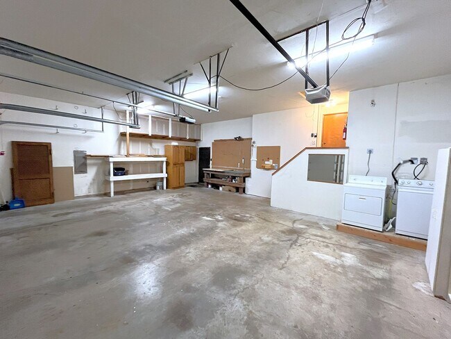 Building Photo - 1870 N Skyline Dr