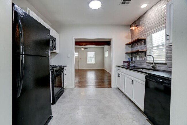 Building Photo - Move in Special! Stylish 3/1 Newly Renovat...