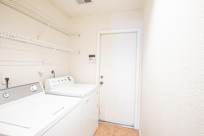 Building Photo - 11311 Campo Del Oso Ave NE