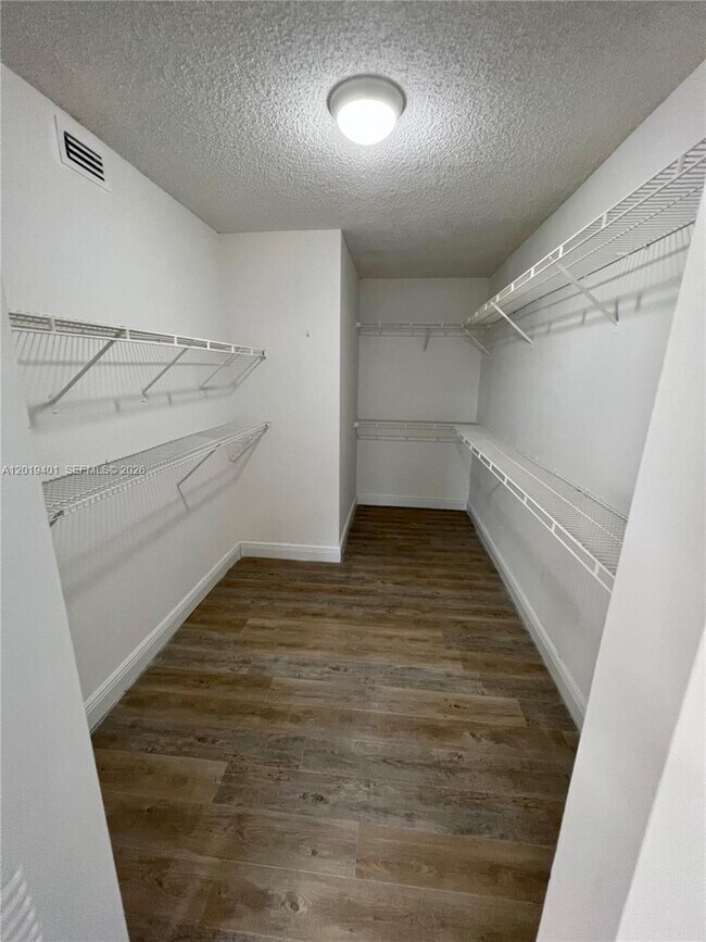 Building Photo - 9601 Fontainebleau Blvd