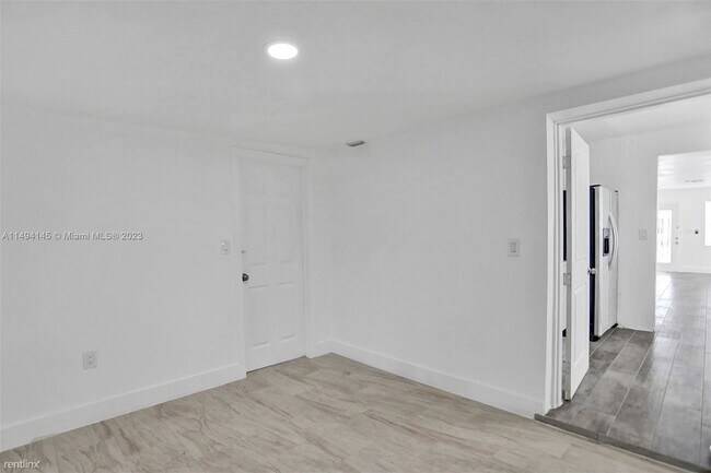 Building Photo - 3 br, 2 bath House - 242 SW 9th St # 1