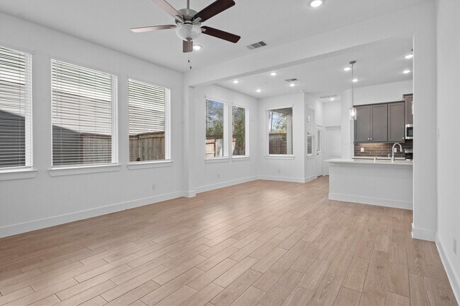 Building Photo - 120 Red Cascade Trl