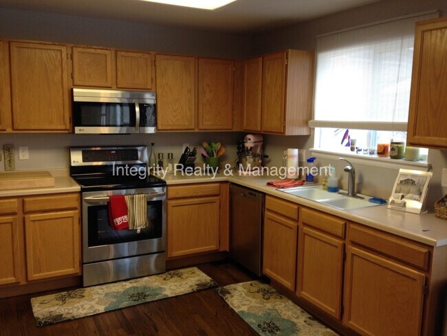 Building Photo - 305 Dunhill St