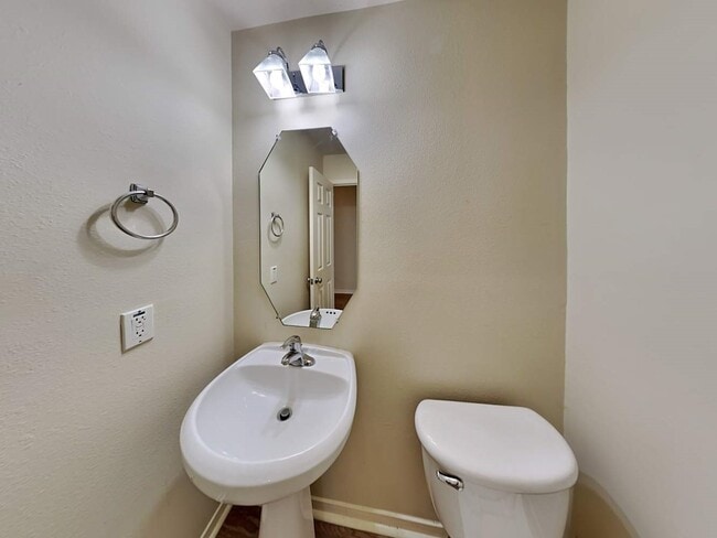 Building Photo - 8619 Discus Dr