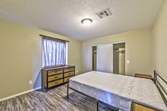 Building Photo - 6617 W Tropicana Ave