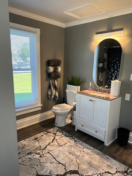 Bathroom - 747 Ann St