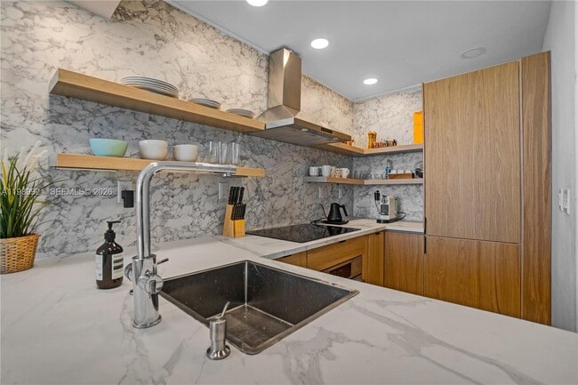 Building Photo - 2899 Collins Ave