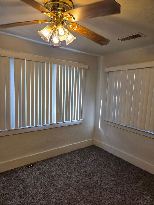 Building Photo - Two bedroom Charmer