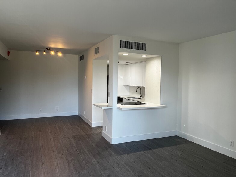 Building Photo - 880 NE 69th St