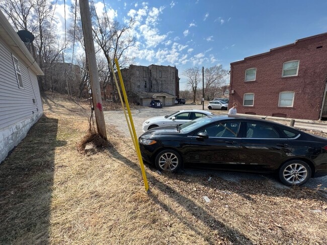 Building Photo - Renovated 2BR House