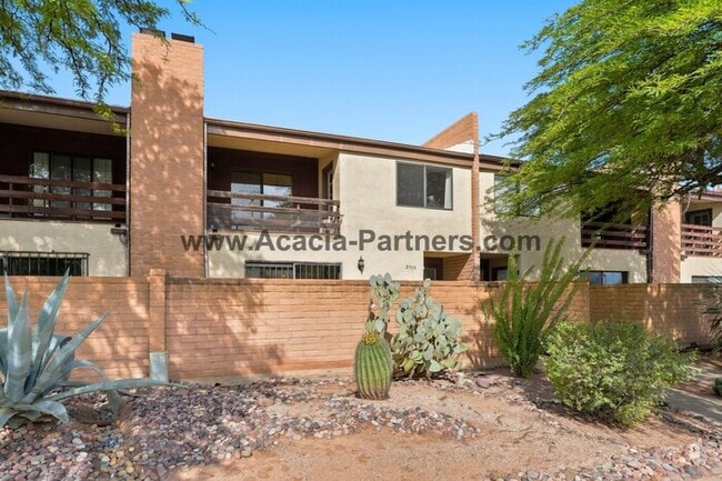 Building Photo - Spacious Three Bedroom/Three Bath Townhome