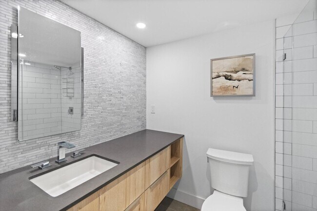 Building Photo - 115 Lakeshore Dr