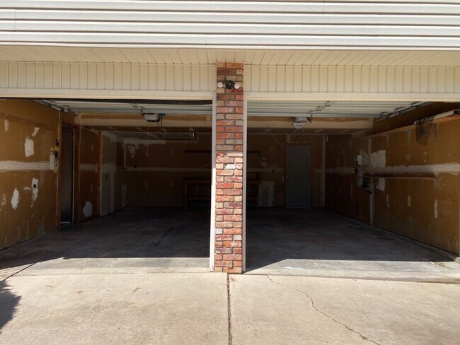 Building Photo - STUDENTS WELCOME! 4 Bed 3 Bath Home in West Ft Collins w/ Garage and Fenced Yard - Lawn Care Incl...