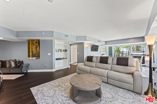 Building Photo - 13600 Marina Pointe Dr