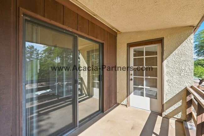 Building Photo - Spacious Three Bedroom/Three Bath Townhome