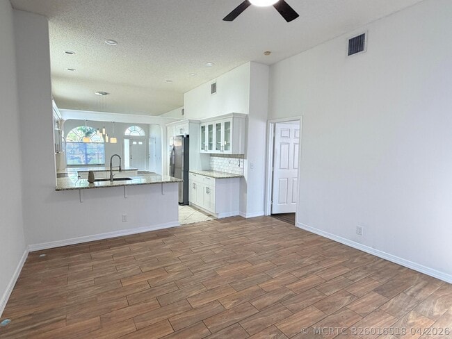 Building Photo - 133 Woodlake Cir