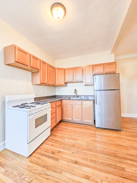 Primary Photo - 4715 Belmont