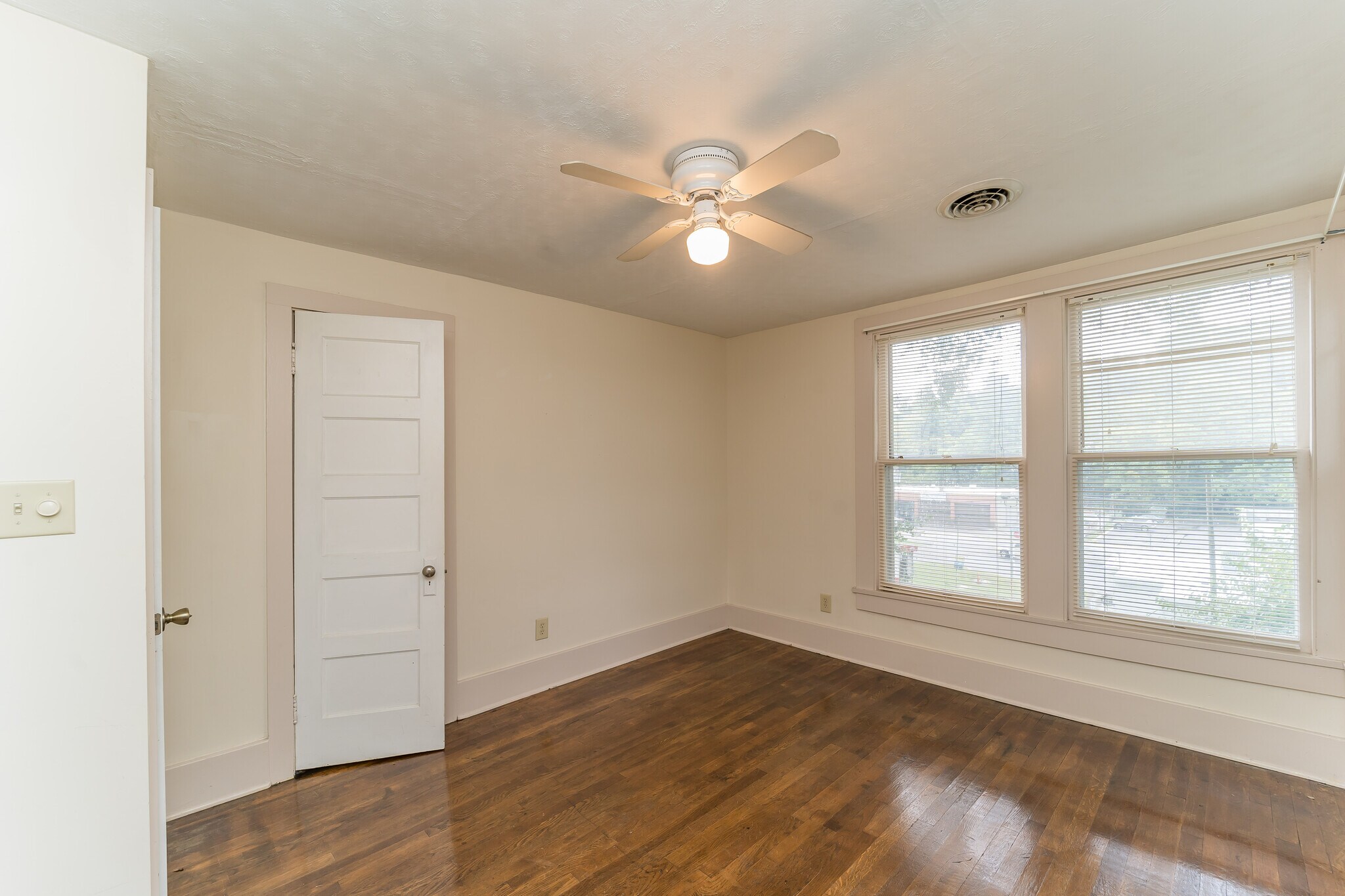 Building Photo - 710 Phillips Ave