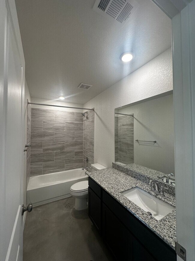 Building Photo - 3 Bedroom and 2 Full bathroom Duplex in Co...