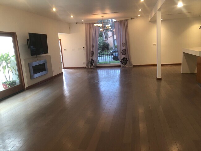 Building Photo - 128 S Carson Rd