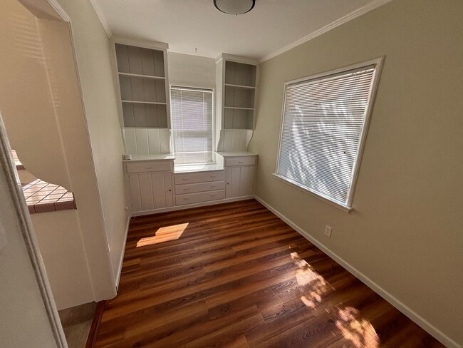 Building Photo - 214 S Bonita St