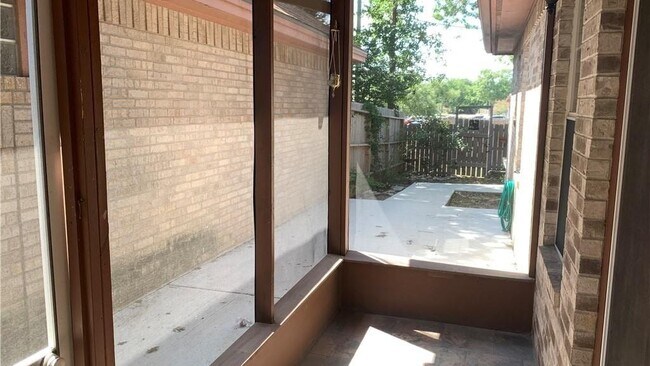 Building Photo - 725 Woodrow Cir