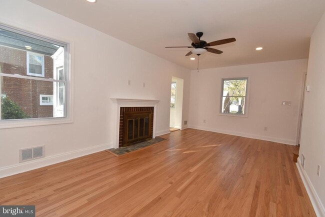 Building Photo - 2302 Dexter Ave