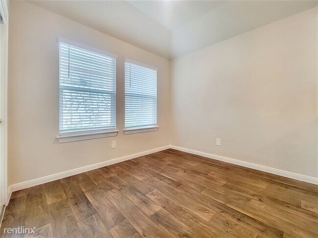 Building Photo - 125 Solitude Dr