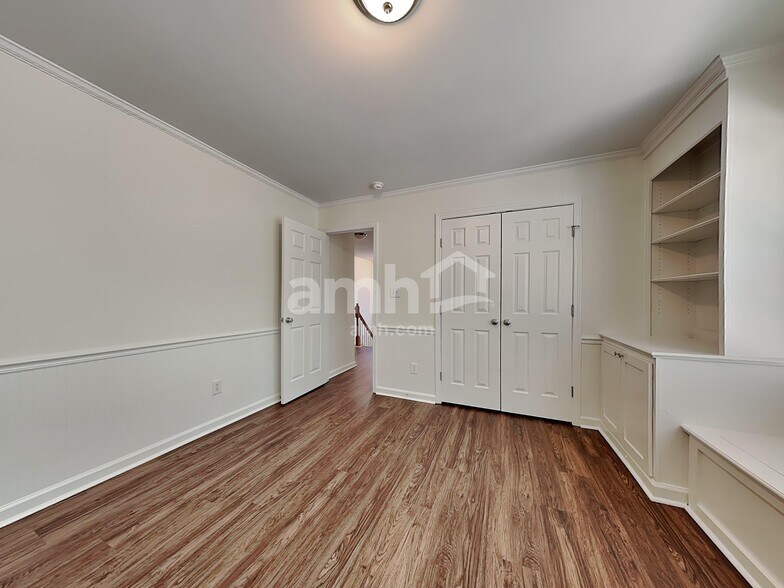 Building Photo - 5716 Running Fox Ln