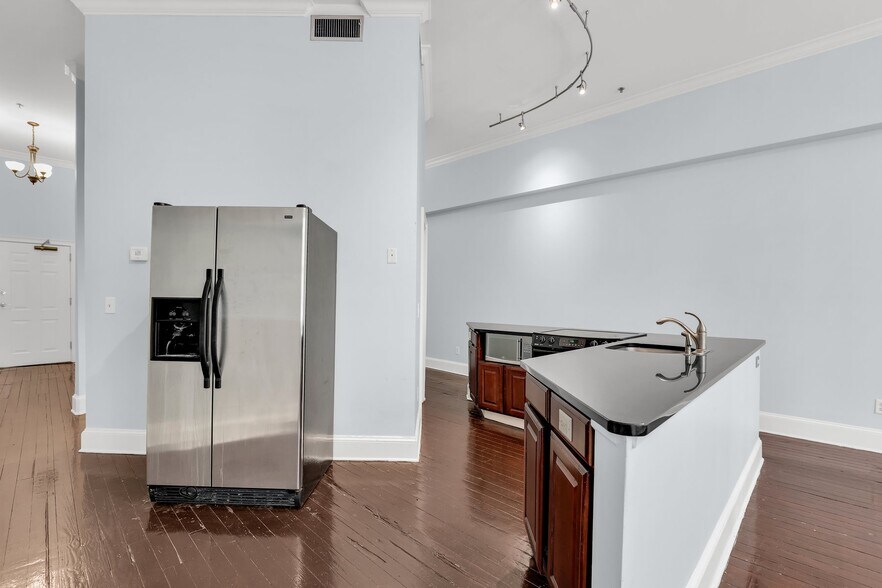 Building Photo - 321 W Broughton St