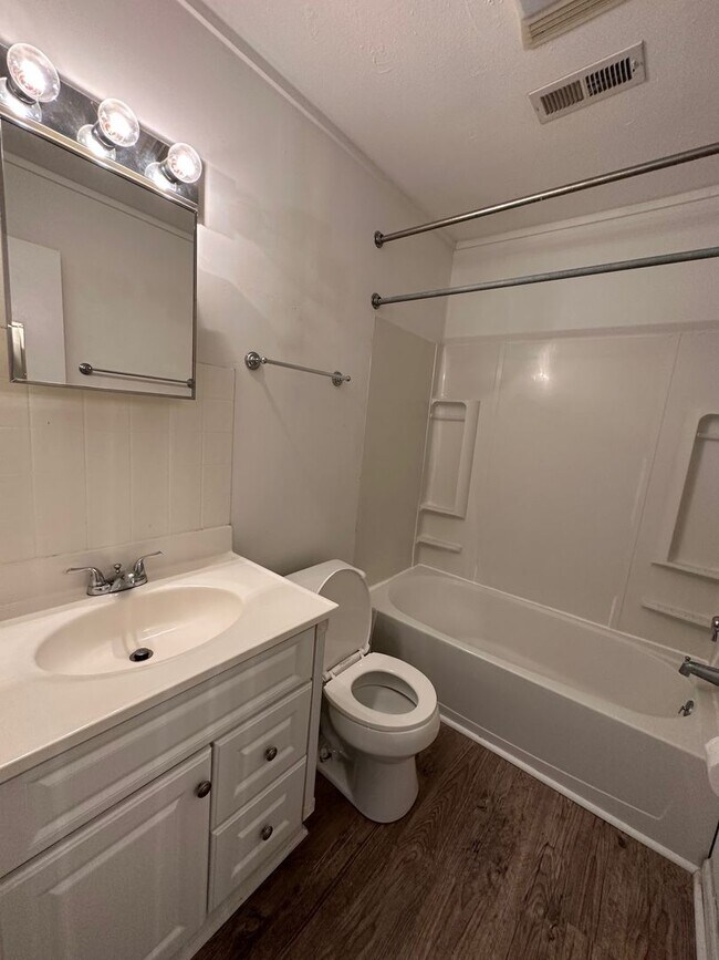 Building Photo - 1528 Redwood Dr