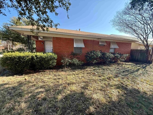 Building Photo - 2101 Jones St