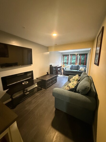 Living Room & Sun Room - 246 Arcadia Shores Cir