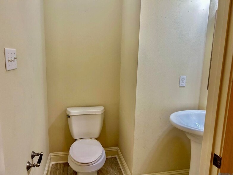 Building Photo - 2137 S Commerce Ave