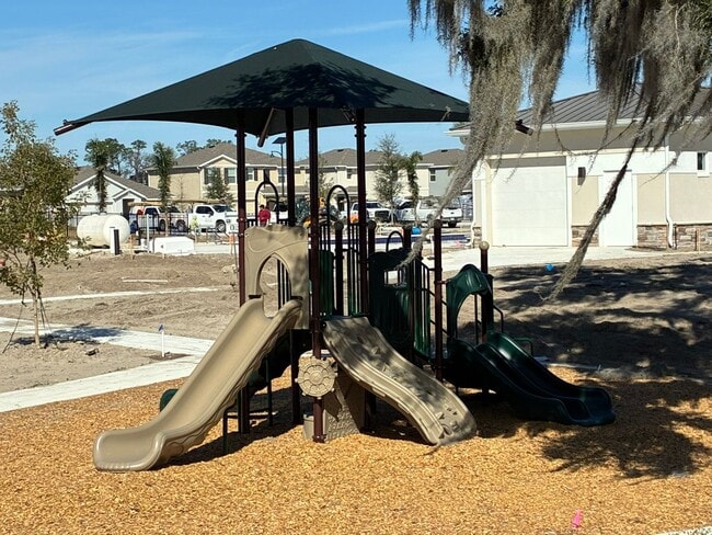 Building Photo - 3 bedroom, 2.5 bath Townhome